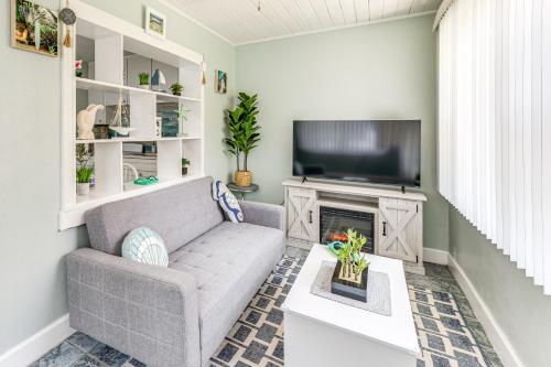 4 Mi to Johns Pass Cozy St Pete Beach Apt!