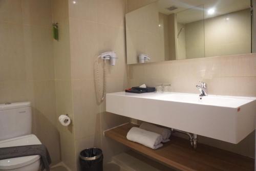 Deluxe Twin Room image 4