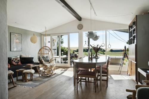 Viesnīcas āriene, Island Weekend Home With Pastels And View in Avernako