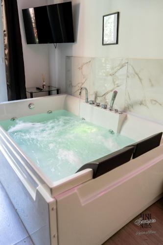 Lush Escape Suites - hottube and sauna