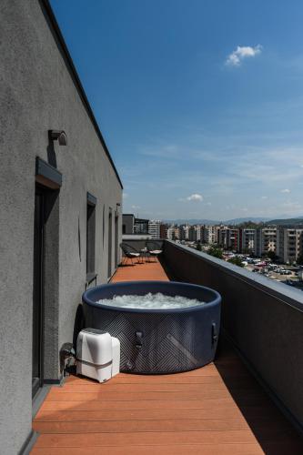 Skylark - Melbourne Penthouse with Jacuzzi & View, Braşov