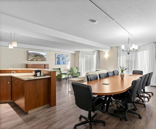 บริการและสิ่งอำนวยความสะดวก, Travelodge by Wyndham Saskatoon near สนามบินนานาชาติซัสคาทูน จอห์น จี. ดีเฟนเบเคอร์