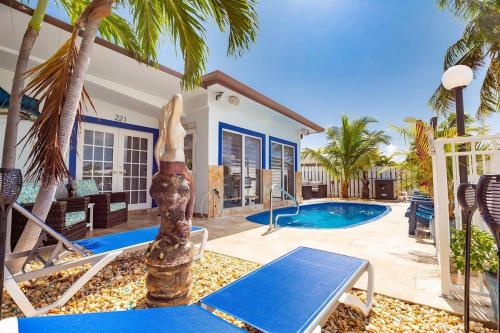 Casa Blanca - Waterfront Pool Home, Game Room, 45' Dock, Key Colony Beach