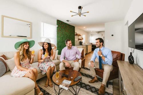 3BR 2BA Derby Home Walk to Churchill Free Parking in Louisville, USA
