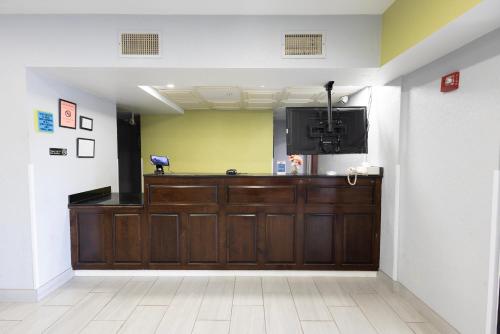 Countryside Inn and Suites - image 12