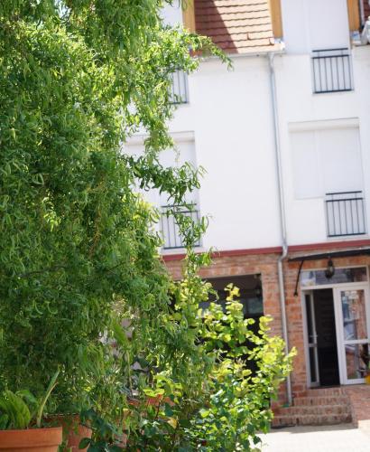 Eman Apartmanhaz Sarvar – khách sạn tại Pentekfalu