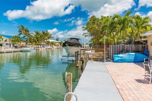 Keys Dream - Luxury Waterfront Home, Beach Club w Pool, 37' Dock, Key Colony Beach