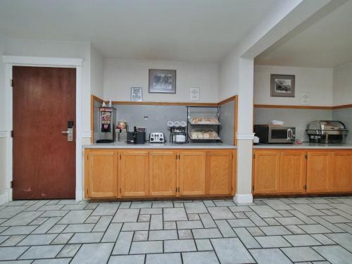 Red Lion Inn & Suites Auburn - image 10