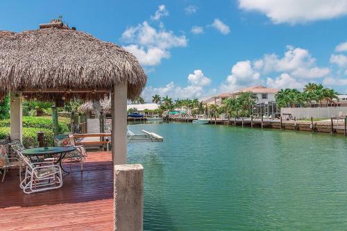My Beach Key - Waterfront Home, 32' Dock, Tiki Hut, Beach Club Access w Pool, Key Colony Beach