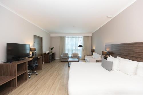 Executive Room with Queen Bed image 2