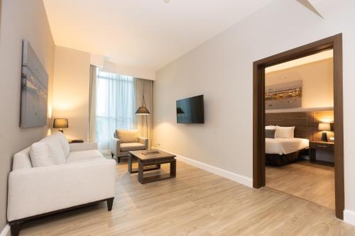 Deluxe Suite with King Bed  image 6