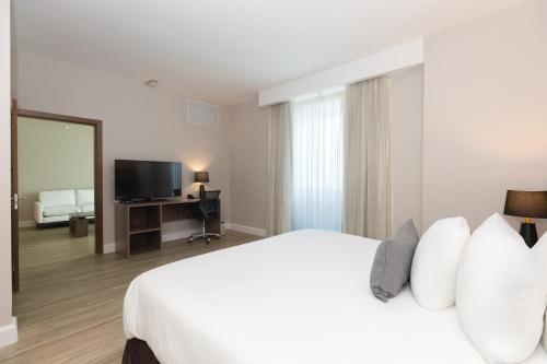 Deluxe Suite with King Bed  image 5
