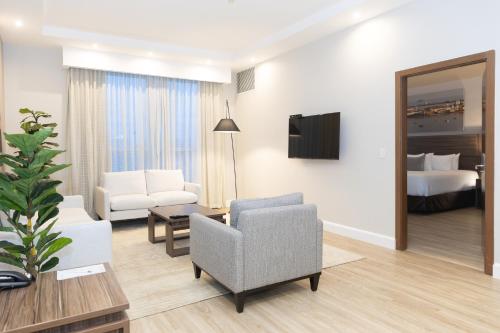 Deluxe Suite with King Bed  image 4