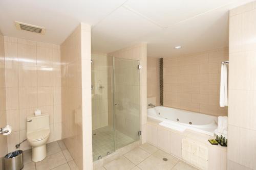 Deluxe Suite with King Bed  image 3