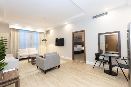 Deluxe Suite with King Bed  image 2