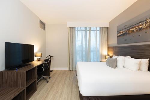 Deluxe Suite with King Bed  image 1