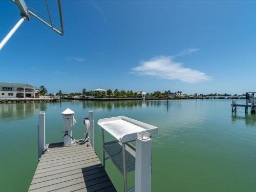Tranquil Tides - Luxury Waterfront Pool Home 75` Dock!, Marathon