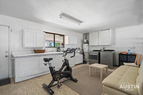 Backyard w Deck, Yoga Space 3BR 2BA Home Parking Near Domain by Austin Vacay, Austin (fotografie 8)