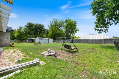 Backyard w Deck, Yoga Space 3BR 2BA Home Parking Near Domain by Austin Vacay, Austin (fotografie 7)
