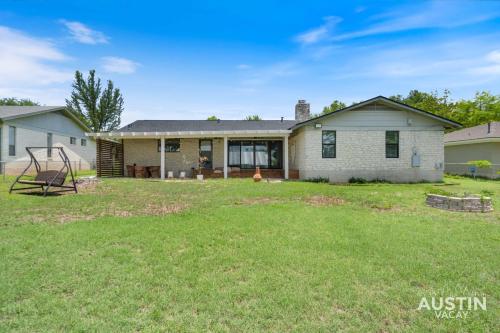 Backyard w Deck, Yoga Space 3BR 2BA Home Parking Near Domain by Austin Vacay, Austin (fotografie 4)