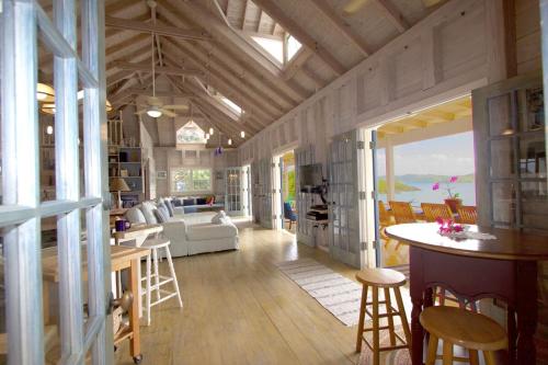 Big Blue Ocean Views from Every Room, Small Pool and Hot Tub - Sea Rock in 中部