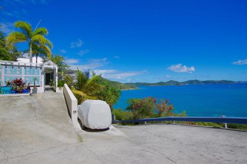 Big Blue Ocean Views from Every Room, Small Pool and Hot Tub - Sea Rock in 中部
