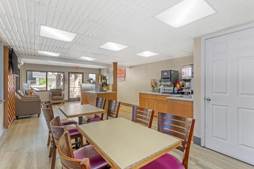 Econo Lodge Inn & Suites at the Convention Center - image 7