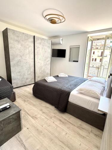 1 queen bed, 1 double bed, 1 sofa bed