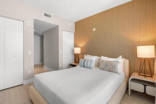 Condo on 29th Floor! Enjoy Top Amenities and Amazing Views in Hollywood, USA