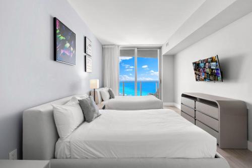 Condo on 29th Floor! Enjoy Top Amenities and Amazing Views in Hollywood, USA