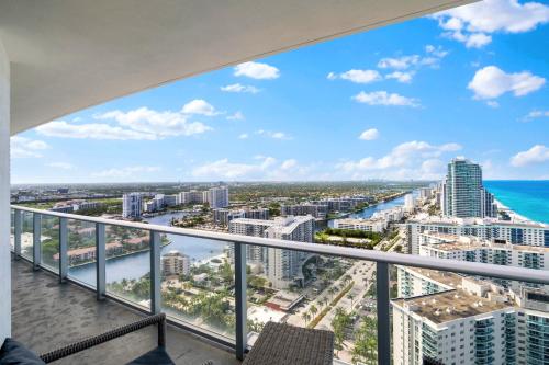 Condo on 29th Floor! Enjoy Top Amenities and Amazing Views in Hollywood, USA