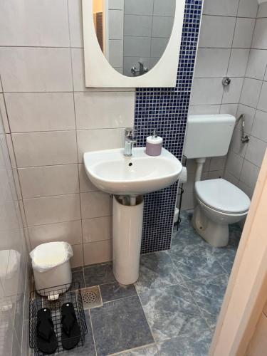 Standard Double Room with Shared Bathroom image 3