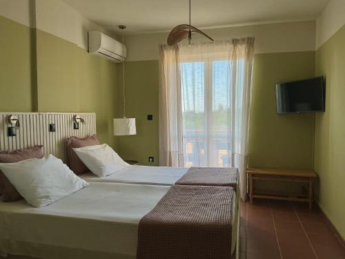 2 twin beds, 1 sofa bed