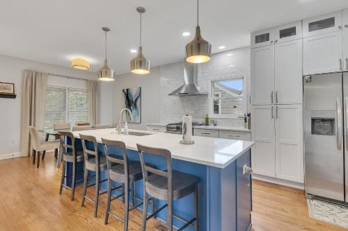 Cozy home w fireplace & patio World Cup Ready in East Atlanta