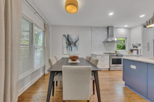 Cozy home w fireplace & patio World Cup Ready in East Atlanta