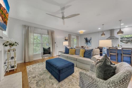 Cozy home w fireplace & patio World Cup Ready in East Atlanta