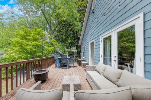 Cozy home w fireplace & patio World Cup Ready in East Atlanta