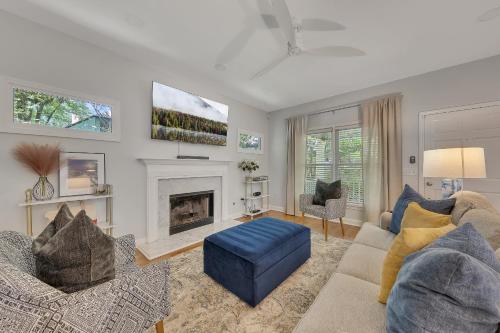 Cozy home w fireplace & patio World Cup Ready in East Atlanta