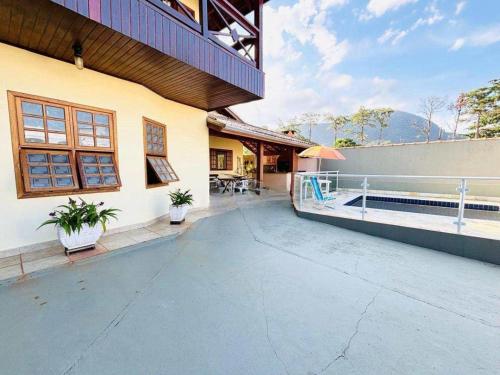 Belo imóvel com piscina – khách sạn tại Praia do Sape