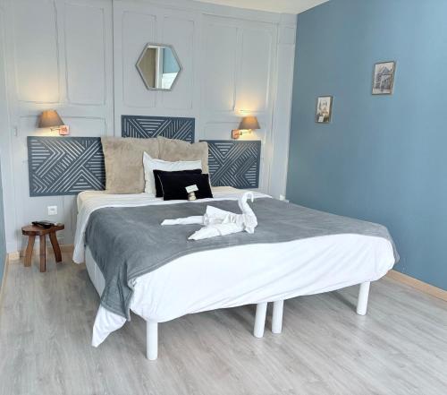 1 queen bed, 1 sofa bed