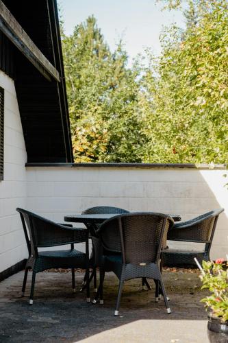 Vista exterior, Stay In 'Schubben,' An Idyllic Garden Home in Hou