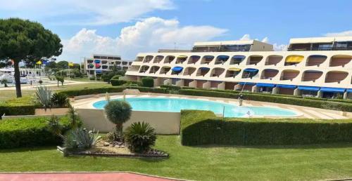 Swimming pool, Port Horizon - T3 terrasse vue port climatise piscine WIFI residence Escale Port near La Salad Elle