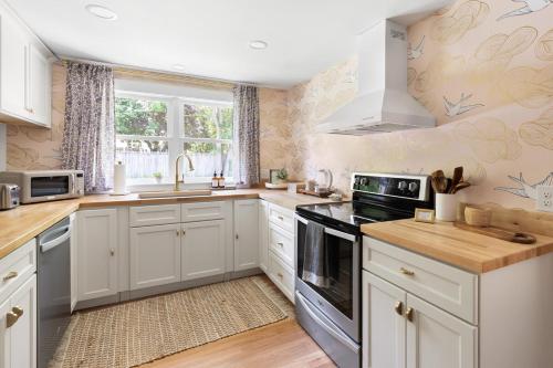 Luxury King 125 year historic home 2 blocks from Main St in Clayton (NC)