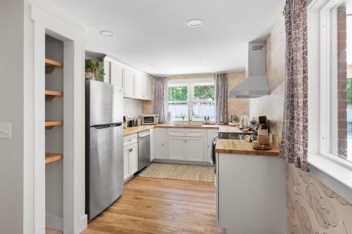 Luxury King 125 year historic home 2 blocks from Main St in Clayton (NC)