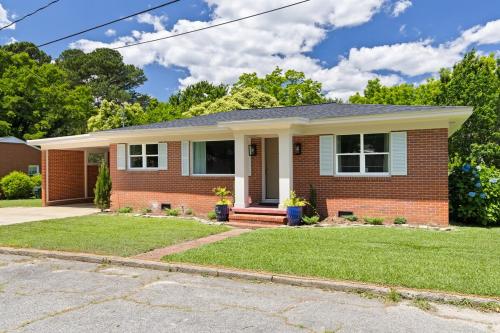 Luxury King 125 year historic home 2 blocks from Main St in Clayton (NC)