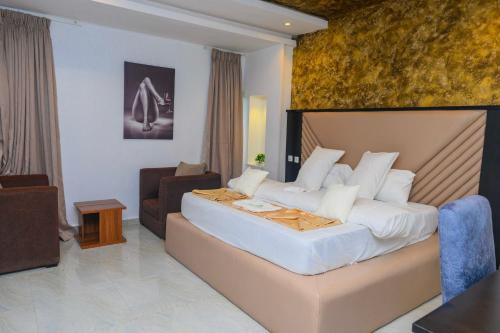 Proximus Hotel and Suites