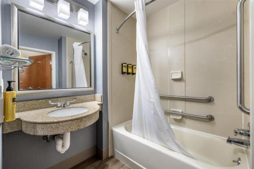Best Western Plus University Inn - image 10