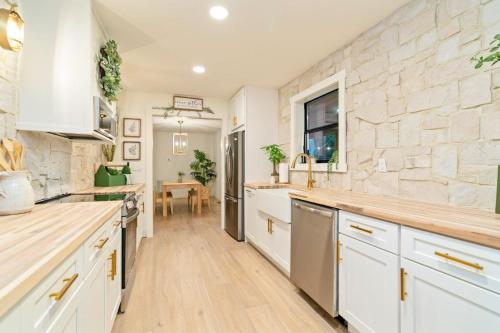 Modern Mountain Retreat - image 11