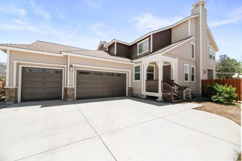 The Maple Ridge Hot-Tub and BBQ and Game Room!