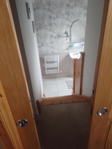 Zuhanyzó, Ardross Cottage in Kinlochard